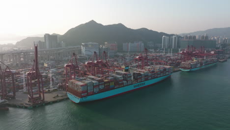 Große-Maersk-Containerschiffe,-Die-Am-Containerterminal-In-Hongkong-Festgemacht-Sind