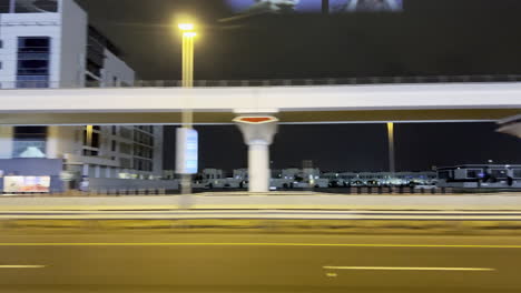 Minivan-Conduciendo-Por-La-Autopista-En-La-Red-De-Suburbios-De-Dubai