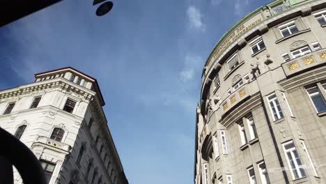 Mirando-Por-La-Ventana-De-Un-Auto-Los-Hermosos-Edificios-Históricos-De-Viena,-Austria