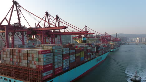 Kran,-Der-Einen-Container-Eines-Großen-Maersk-containerschiffes-Entlädt,-Das-Am-Hafendock-In-Hong-Kong-Festgemacht-Ist