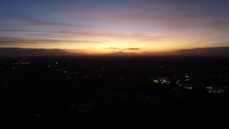 Luftaufnahmen-Des-Sonnenuntergangs-Während-Der-Goldenen-Stunde,-Aufgenommen-Mit-DJI-Mini-2