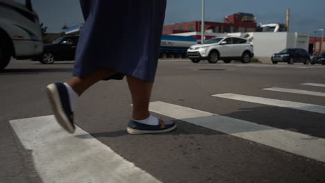 Afroamerikanische-Schwarze-Frau,-Die-Die-Straße-überquert