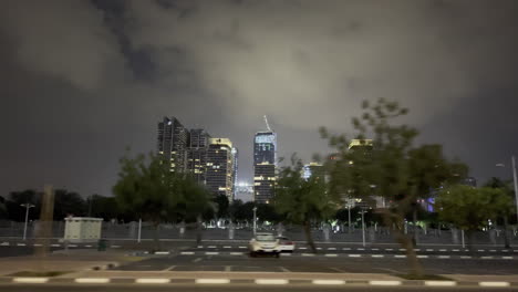 Bewegte-Aufnahme-Der-Stadt-Dubai-Bei-Nacht-Von-Der-Autobahn-Aus-Gesehen