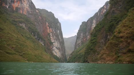 exploring-river-in-between-2-cliffs-in-the-north-of-Vietnam-ha-Giang-loop