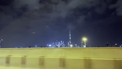 Ciudad-De-Dubai-Vista-Desde-Lejos-Mientras-Conduce