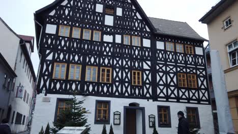 Historische-Fassade-Des-Fachwerkhauses-In-Der-Mittelalterlichen-Altstadt-Von-Weimar