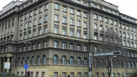 Kommunistische-Gebäudehülle-Neben-Der-Straße-In-Zagreb,-Kroatien