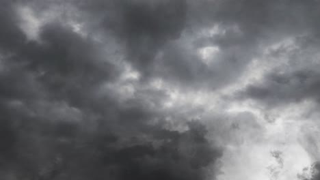 Blitze-Und-Wolken-über-Dem-Stürmischen-Himmel