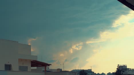 Dramatisch-Bewegte-Bunte-Wolken,-Blauer-Und-Gelber-Himmel,-Gebäudedach,-Zeitraffer,-4k-Video