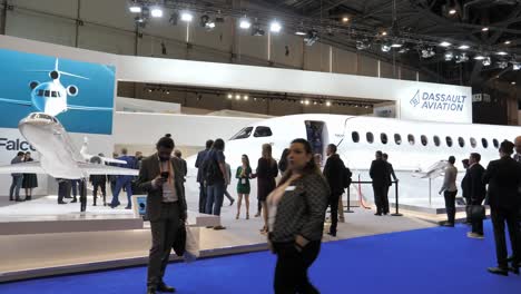 Asistentes-De-Ebace-Que-Visitan-La-Exhibición-Ebace-2022-Dassault-Falcon-En-Ginebra