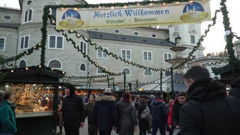 Compradores-Festivos-Visitan-El-Mercado-Navideño-En-Salzburgo,-Austria