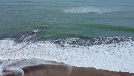 Erstaunlicher-Blick-Auf-Den-Atlantik-Mit-Wellen,-Die-Sich-An-Einem-Einsamen-Strand-Brechen
