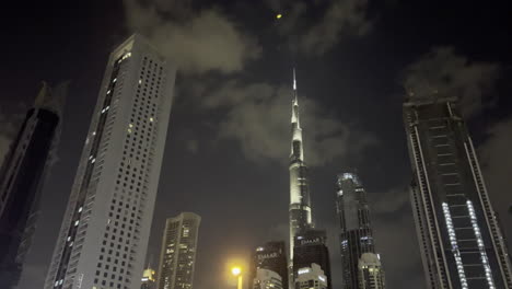 Nachtansicht-Des-Burj-Khalifa-Von-Der-Autobahn-Aus-Gesehen