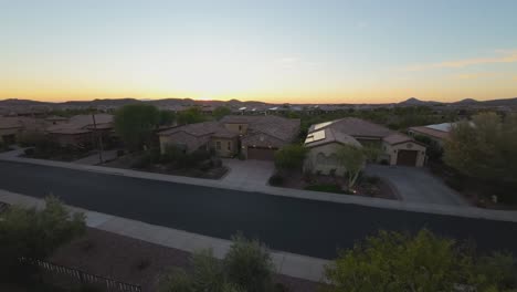 Un-Dron-único-Vuela-Recorriendo-Una-Casa-Completa-De-Una-Sola-Planta-En-Arizona