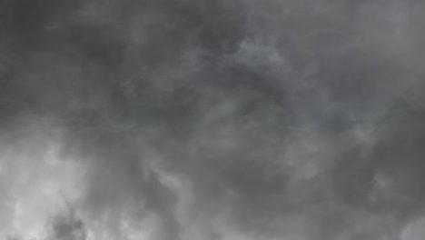 Cumulonimbus-Wolken,-Die-Am-Himmel-Wachsen