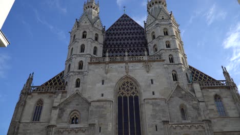 Front-view,-exterior-of-the-historic-Saint-Stephens-Cathedral-in-Vienna,-Austria