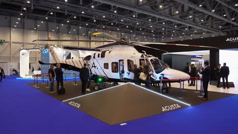 Menschenmenge-Im-Agusta-Hubschrauber,-Ausgestellt-Auf-Der-Business-Aviation-Exhibition