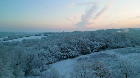 Feld-Mit-Schnee-Aus-Der-Luft-Am-Frühen-Morgen-In-Großbritannien-Bedeckt