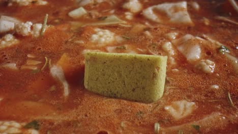 Suppenwürfel-Sinkt-Langsam-In-Siedende-Gemüsesuppe
