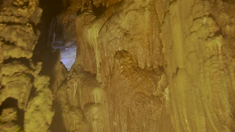 Orange-Beleuchtete-Stalaktiten-Und-Stalagmiten-Im-Größten-Höhlenkomplex-Son-Doong-In-Phong-Nha-Vietnam
