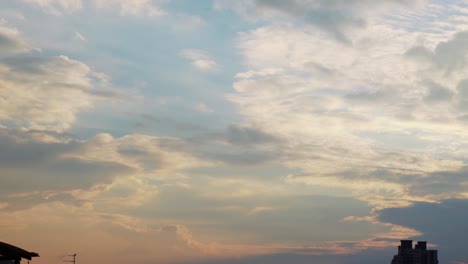 Ein-Farbenprächtiger-Sonnenuntergang,-Der-Wolken-Surft,-Blau-Und-Gelb,-Orangefarbener-Himmel,-Zeitraffer,-4k-video