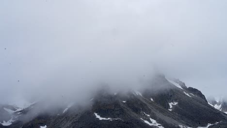 Lapso-De-Tiempo-De-Las-Nubes-Que-Rodean-Una-Montaña-En-El-área-De-Uso-Público-De-Nelchina-De-Alaska