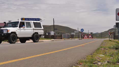 Weißer-Lkw-Verlässt-Den-Grenzkontrollposten-Von-Lesotho,-Um-Den-Sani-pass-Hinunterzufahren