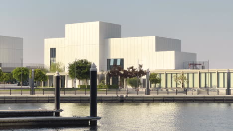 Jameel-Arts-Center-Gebäude-In-Dubai-Stadt-Bei-Sonnenuntergang-Gesehen