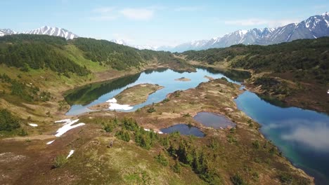 Luftaufnahme-Eines-Bergigen-Sees-Im-Hinterland-Von-Alaska