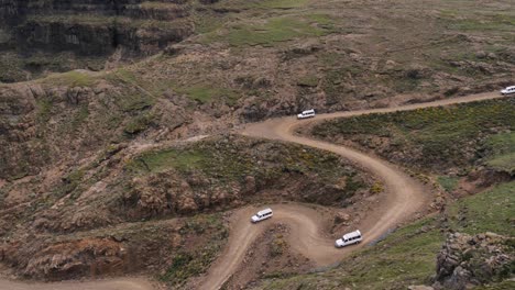 Cuatro-Camiones-De-Turismo-Descienden-Por-Un-Escarpado-Camino-De-Tierra-De-Sani-Pass-Off-Lesotho