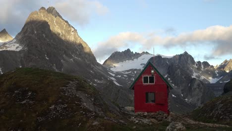 Time-lapse-of-the-public-use-Mint-Hut-in-the-Alaskan-wilderness
