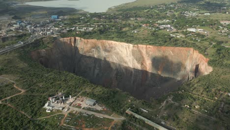 Aerial-looks-down-into-huge-kimberlite-pipe,-Cullinan-Diamond-Mine,-ZA