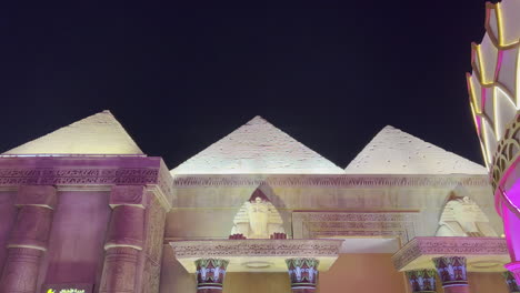 Ägypten-Pyramiden-Replik-Im-Global-Village-Dubai-Nachts-Mit-Pharao-Büste-Am-Eingang-Gesehen