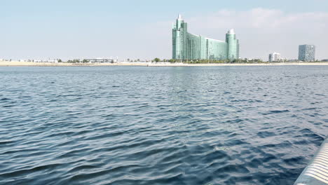 Breite-Aufnahme-Der-Intercontinental-Residenz-Suites-Dubai,-Gesehen-Von-Der-Anderen-Seite-Des-Dubai-Creek