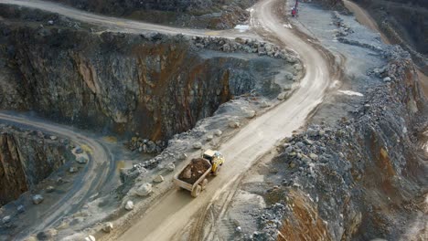 Minería-A-Gran-Escala:-Una-Vista-Aérea-De-Un-Camión-De-Acarreo-Navegando-Por-Las-Carreteras-De-Una-Cantera-De-Piedra-Caliza-En-Alemania