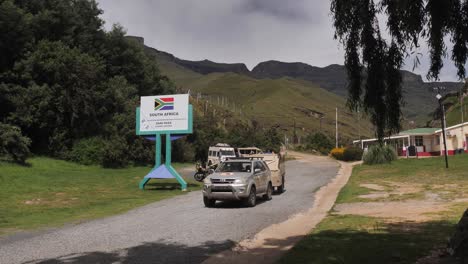 Touristen-Reisen-Von-Lesotho-Aus-An-Der-Grenzkontrolle-Sani-Pass-Nach-Südafrika-Ein