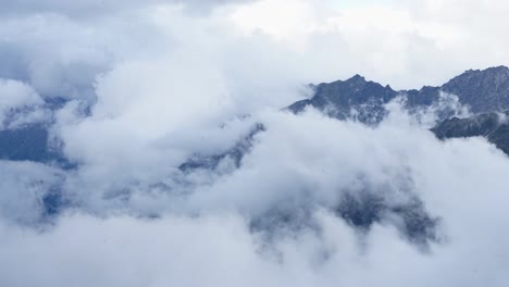 Lapso-De-Tiempo-De-Tenues-Nubes-Pasando-Sobre-Snowbird,-Alaska