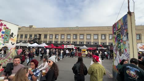 Menschen-Genießen-Den-Open-Air-Lebensmittelmarkt-In-Smorgasburg-In-Der-Innenstadt-Von-Los-Angeles,-Kalifornien
