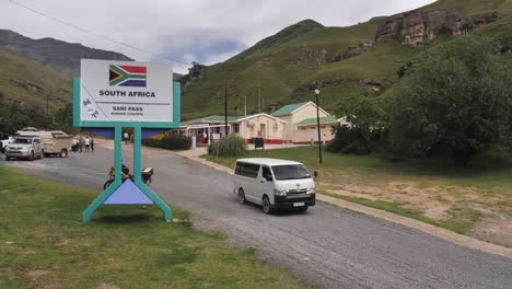 Touristen-Kommen-An-Und-Fahren-An-Der-Südafrikanischen-Grenzkontrolle-Sani-Pass-Ab