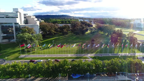 Golden-Canberra-Mit-Blick-Auf-Das-Parlamentsgebäude