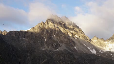 Zeitraffer-Von-Wolken-Und-Sonnenlicht,-Die-über-Einen-Felsigen-Berg-Im-öffentlichen-Nutzungsgebiet-Nelchina-In-Alaska-Ziehen