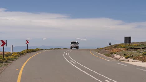 Camión-Deja-El-Pavimento,-Comienza-El-Descenso-De-Grava-De-Sani-Pass,-Lesotho