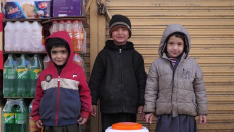 Gruppe-Junger-Kinder,-Die-Auf-Der-Straße-Vor-Dem-Geschäft-In-Quetta,-Belutschistan,-Stehen