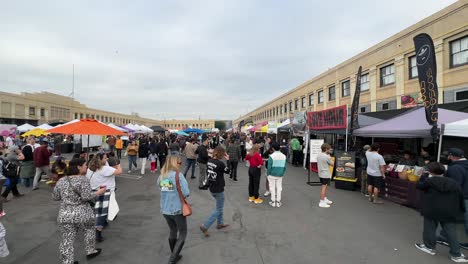 Menschen-Kommen-Zum-Essen-Auf-Den-Outdoor-Lebensmittelmarkt-Von-Los-Angeles-Smorgasburg