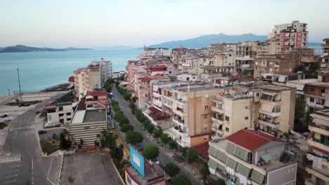 Toma-De-Drones-De-Apartamentos-Unifamiliares-Gastados-Frente-A-La-Costa-De-Albania