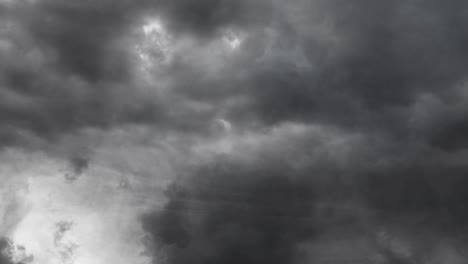 Dunkle-Wolken-Und-Blitze-Stürmen