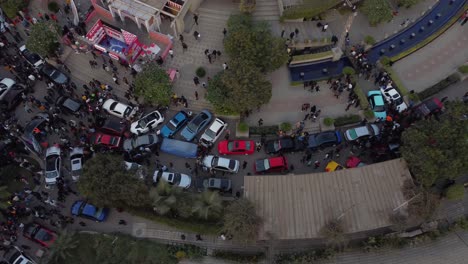 Luftaufnahme-Aus-Der-Vogelperspektive-Von-Menschen,-Die-An-Der-Pakwheels-Autoshow-In-Karatschi-Teilnehmen