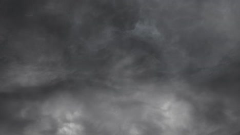Blick-Auf-Ein-Gewitter-In-Dicken-Cumulonimbus-Wolken