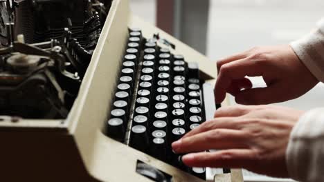 Männliche-Hände-Tippen-Auf-Der-Tastatur-Der-Alten-Manuellen-Schreibmaschine