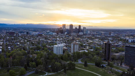 Zeitraffer-Aus-Der-Luft-über-Den-Cheesman-Park-Und-Das-Umliegende-Wohngebiet-Von-Denver-Mit-Dem-Sonnenuntergang-Im-Hintergrund